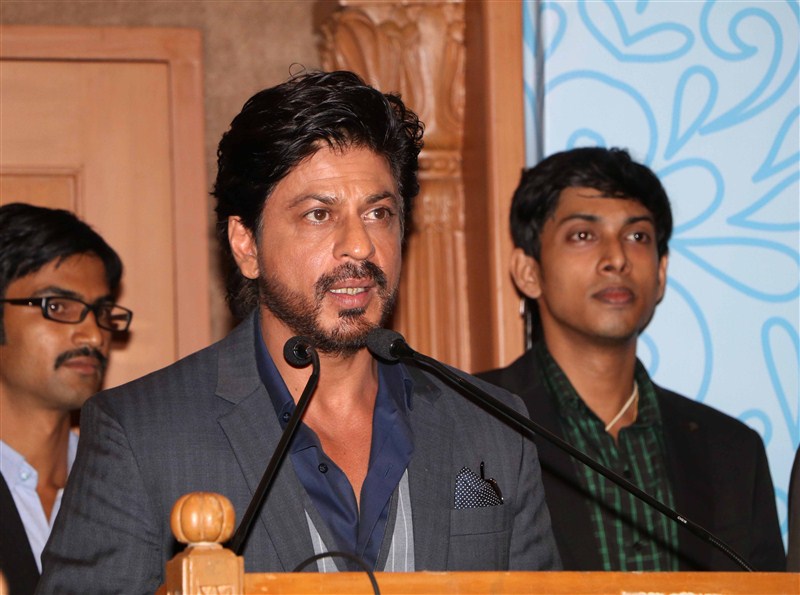Fashion designer and Bhartiya Janta Party (BJP) leader Shaina NC with Bollywood actor Shahrukh Khan and Maharashtra Chief Minister Devendra Fadnavis during the launch of her book Movers & Makers a tribute to Make in India, in Mumbai. Shah Rukh Khan,Shaina NC's book Movers & Makers,Shaina NC,Maharashtra Chief Minister Devendra Fadnavis,Devendra Fadnavis,Shaina NC's book launch,Shahrukh Khan,SRK