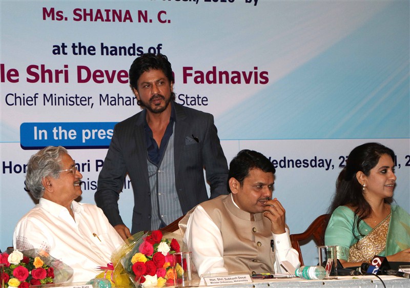 Fashion designer and Bhartiya Janta Party (BJP) leader Shaina NC with Bollywood actor Shahrukh Khan and Maharashtra Chief Minister Devendra Fadnavis during the launch of her book Movers & Makers a tribute to Make in India, in Mumbai. Shah Rukh Khan,Shaina NC's book Movers & Makers,Shaina NC,Maharashtra Chief Minister Devendra Fadnavis,Devendra Fadnavis,Shaina NC's book launch,Shahrukh Khan,SRK