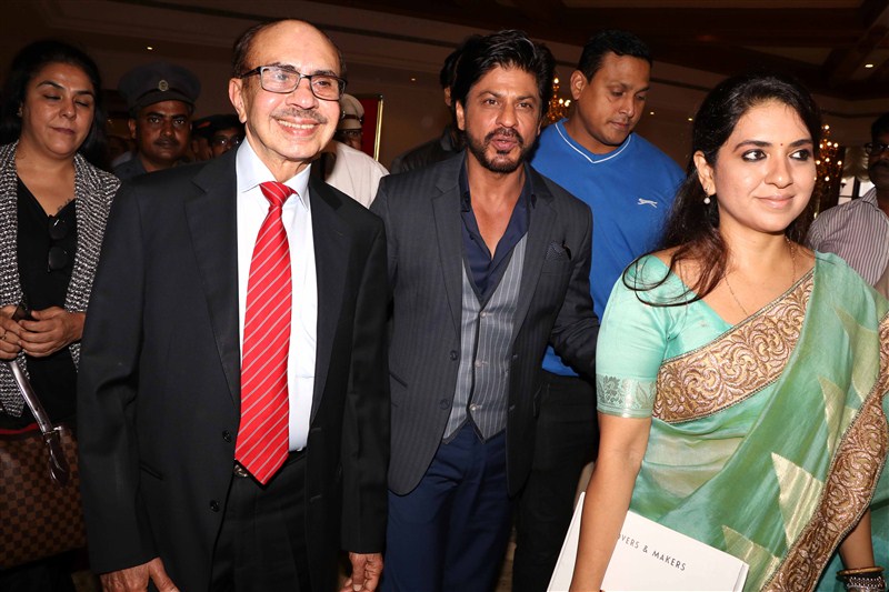 Fashion designer and Bhartiya Janta Party (BJP) leader Shaina NC with Bollywood actor Shahrukh Khan and Maharashtra Chief Minister Devendra Fadnavis during the launch of her book Movers & Makers a tribute to Make in India, in Mumbai. Shah Rukh Khan,Shaina NC's book Movers & Makers,Shaina NC,Maharashtra Chief Minister Devendra Fadnavis,Devendra Fadnavis,Shaina NC's book launch,Shahrukh Khan,SRK