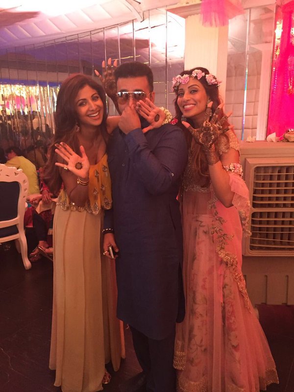 Photos of Bipasha Basu and Karan Singh Grover mehendi ceremony. Bipasha Basu,Karan Singh Grover,Bipasha Basu and Karan Singh Grover mehendi ceremony,Bipasha Basu mehendi ceremony,Bipasha Basu mehendi ceremony pics,Bipasha Basu mehendi ceremony images,Bipasha Basu mehendi ceremony photos,Bipasha Basu mehendi ceremony s