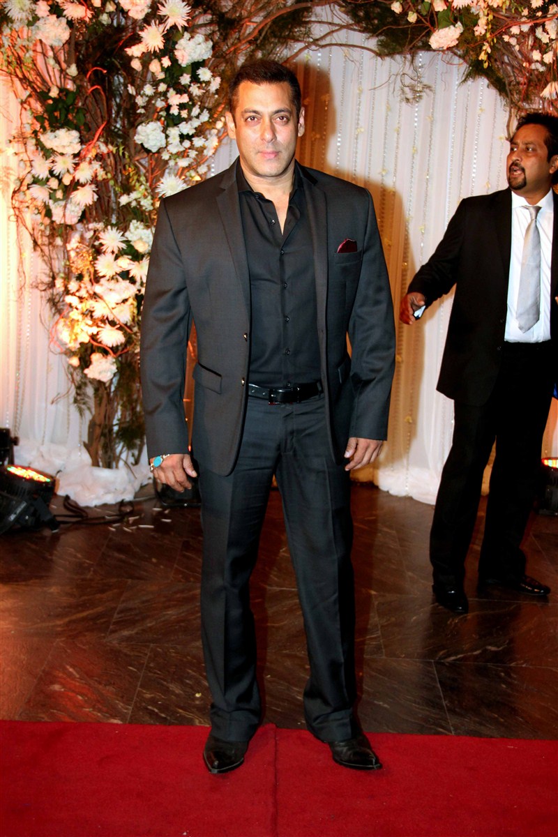It was a starry affair at Bipasha Basu and Karan Singh Grover's wedding reception here, which saw the who's who of tinsel town gracing the event. The reception was attended by Bollywood A-listers like Amitabh Bachchan, Shah Rukh Khan and Salman Khan. Bipasha Basu and Karan Singh Grover's wedding reception,Bipasha Basu wedding reception,Karan Singh Grover wedding reception,Salman Khan,Shah Rukh Khan,Aishwarya Rai,Preity Zinta,Riteish Deshmukh,Sanjay Dutt,Ranbir Kapoor,Abhishek Bachchan,Aishwarya R