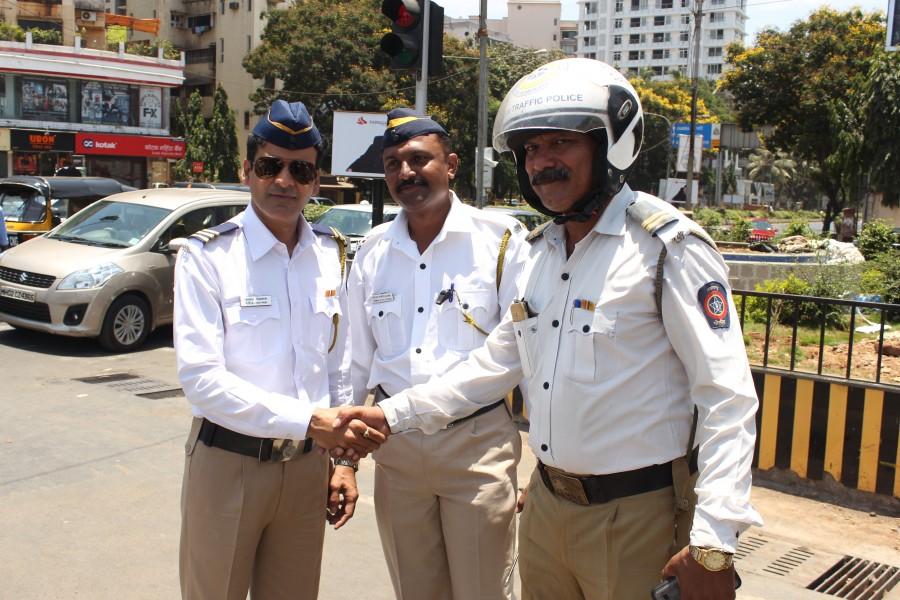 Check out the photos of Manoj Bajpayee managing traffic in Juhu as a traffic constable. Manoj Bajpayee,traffic movie,manoj bajpayee turns traffic constable,manoj bajpayee manages traffic,traffic constable,juhu signal,traffic constable manoj bajpayee photos
