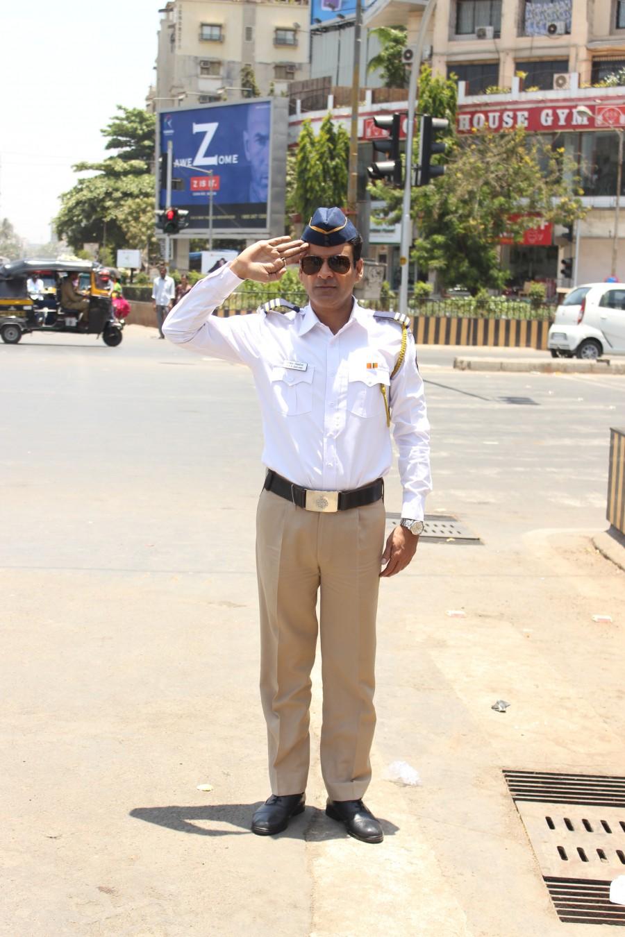 Check out the photos of Manoj Bajpayee managing traffic in Juhu as a traffic constable. Manoj Bajpayee,traffic movie,manoj bajpayee turns traffic constable,manoj bajpayee manages traffic,traffic constable,juhu signal,traffic constable manoj bajpayee photos