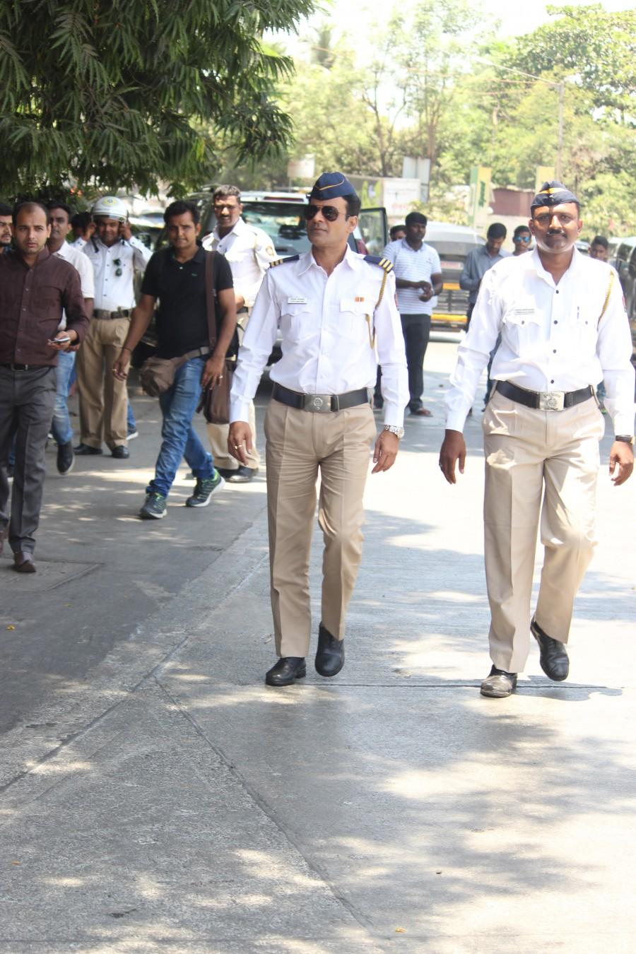 Check out the photos of Manoj Bajpayee managing traffic in Juhu as a traffic constable. Manoj Bajpayee,traffic movie,manoj bajpayee turns traffic constable,manoj bajpayee manages traffic,traffic constable,juhu signal,traffic constable manoj bajpayee photos