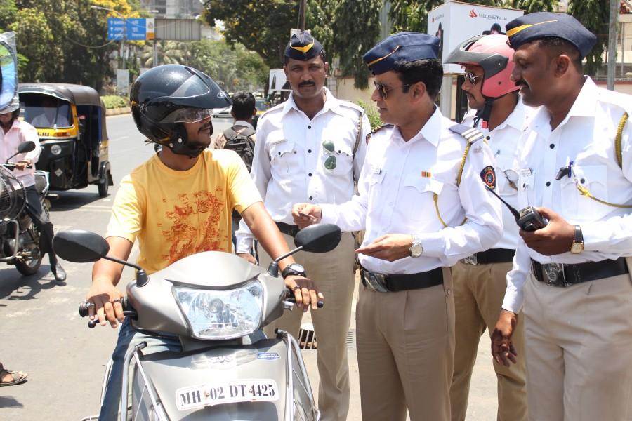 Check out the photos of Manoj Bajpayee managing traffic in Juhu as a traffic constable. Manoj Bajpayee,traffic movie,manoj bajpayee turns traffic constable,manoj bajpayee manages traffic,traffic constable,juhu signal,traffic constable manoj bajpayee photos