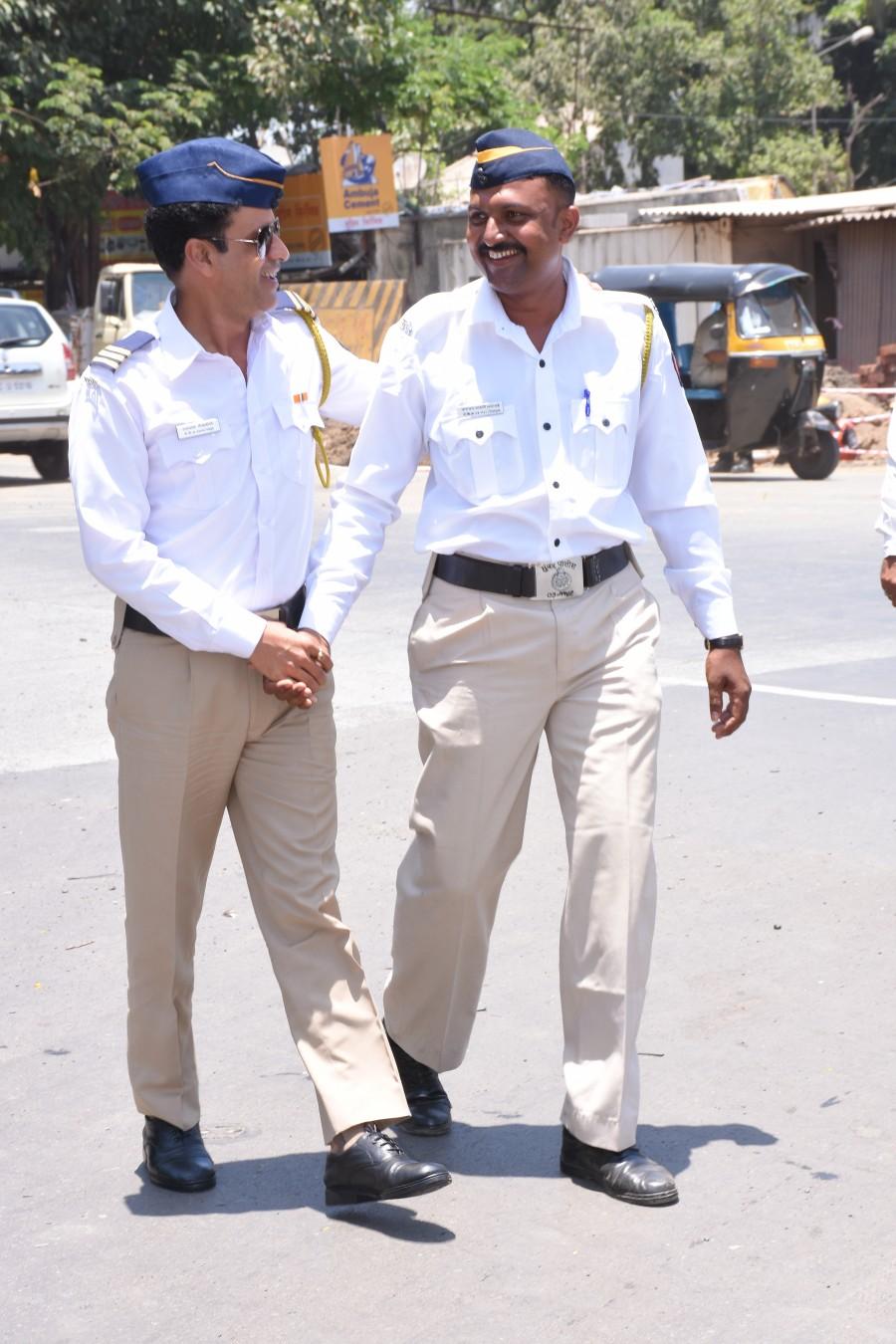Check out the photos of Manoj Bajpayee managing traffic in Juhu as a traffic constable. Manoj Bajpayee,traffic movie,manoj bajpayee turns traffic constable,manoj bajpayee manages traffic,traffic constable,juhu signal,traffic constable manoj bajpayee photos