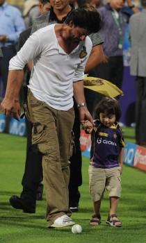 Bollywood star Shahrukh Khan waved and showered flying kisses to fans off the pitch as his team Kolkata Knight Riders (KKR) battled it out against Kings XI Punjab (KXIP) at the Eden Gardens on Wednesday.