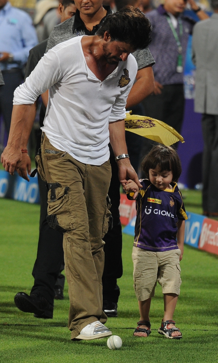 Bollywood star Shahrukh Khan waved and showered flying kisses to fans off the pitch as his team Kolkata Knight Riders (KKR) battled it out against Kings XI Punjab (KXIP) at the Eden Gardens on Wednesday. Shah Rukh Khan,AbRam,Shah Rukh Khan with son AbRam,Shah Rukh Khan and AbRam,Kolkata Knight Riders,Kings XI Punjab,Eden Gardens,Shah Rukh Khan at IPL,Shah Rukh Khan at KKR match