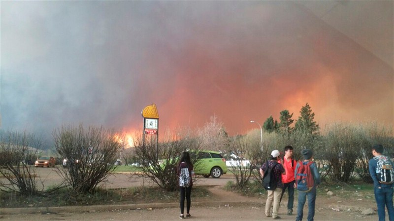 Fire rages unchecked in the heart of Canada's oil sands region as authorities race to evacuate 80,000 people. Wildfire,Wildfire rages in Fort McMurray,Wildfire in Fort McMurray,Fort McMurray,Canada's oil sands