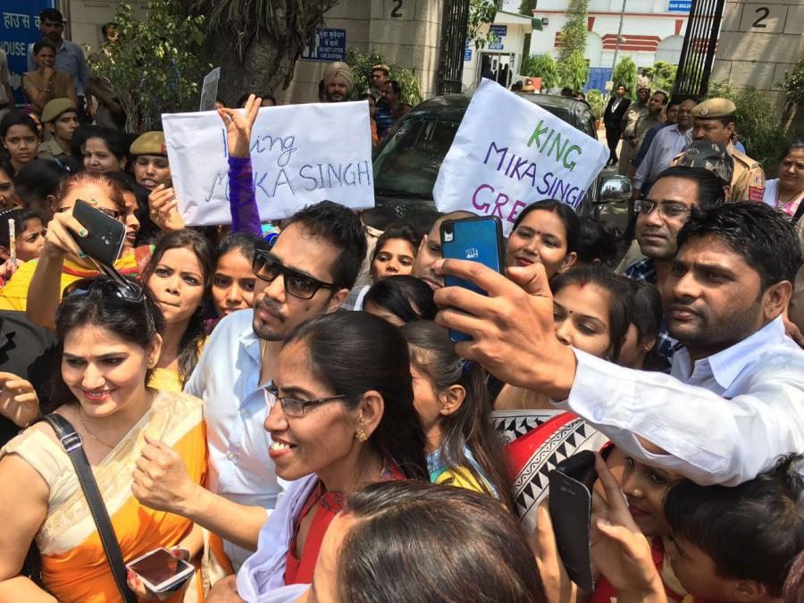 Popular singer Mika Singh was granted bail hours after being arrested by the Delhi Police Singer Mika Singh gets bail,Singer Mika Singh,Mika Singh gets bail,Mika Singh
