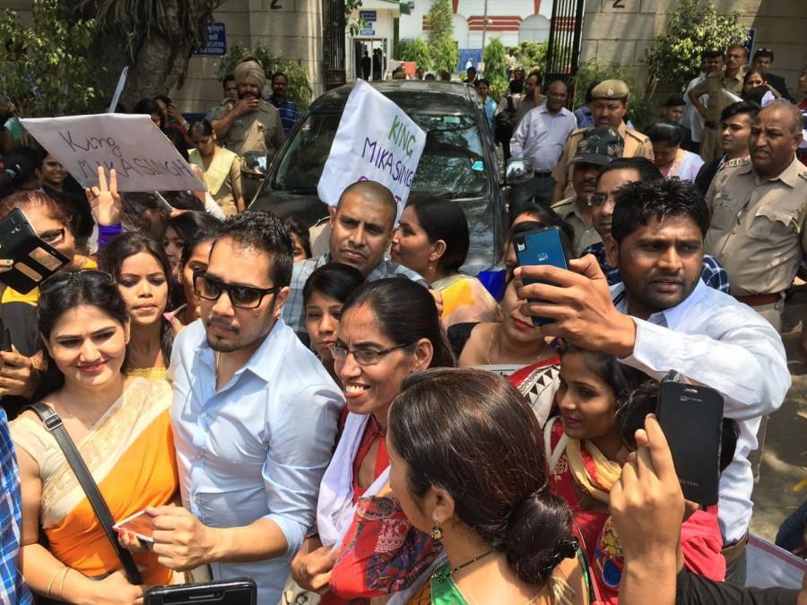 Popular singer Mika Singh was granted bail hours after being arrested by the Delhi Police Singer Mika Singh gets bail,Singer Mika Singh,Mika Singh gets bail,Mika Singh
