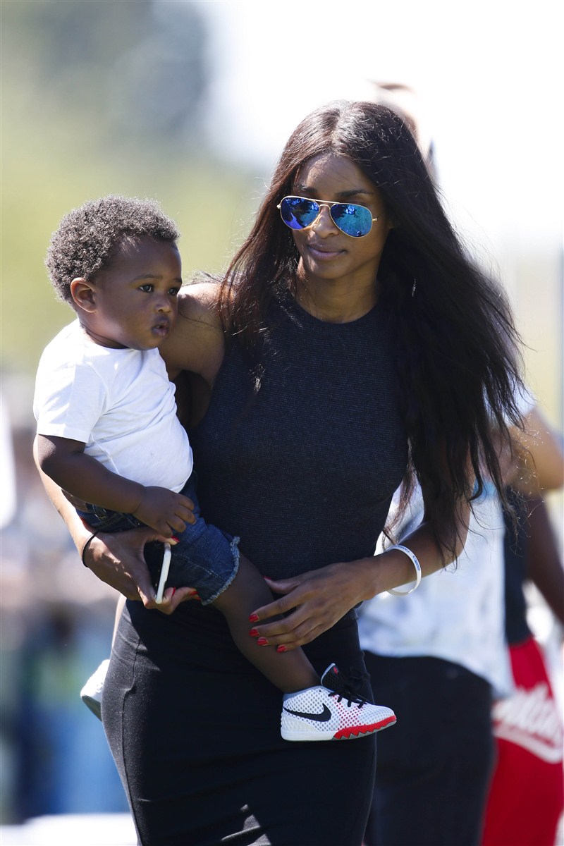 A Mother's Day look at famous moms. Mother's Day,Mother's Day 2016,famous moms,hollywood famous moms,Mother's Day Special,Mother's Day Special pics,Mother's Day Special images,Mother's Day Special photos,Mother's Day Special pictures