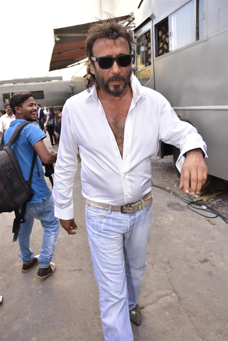 Housefull 3 actors Akshay Kumar, Abhishek Bachchan, Riteish Deshmukh, Jackie Shroff and Chunky Pandey made an appearance on the set of Kapil Sharma's show yesterday. Akshay Kumar,Abhishek Bachchan,Riteish Deshmukh,Jackie Shroff,Chunky Pandey,Kapil Sharma,Housefull 3,Housefull 3 promotion,Housefull 3 promotion on Kapil Sharma's show