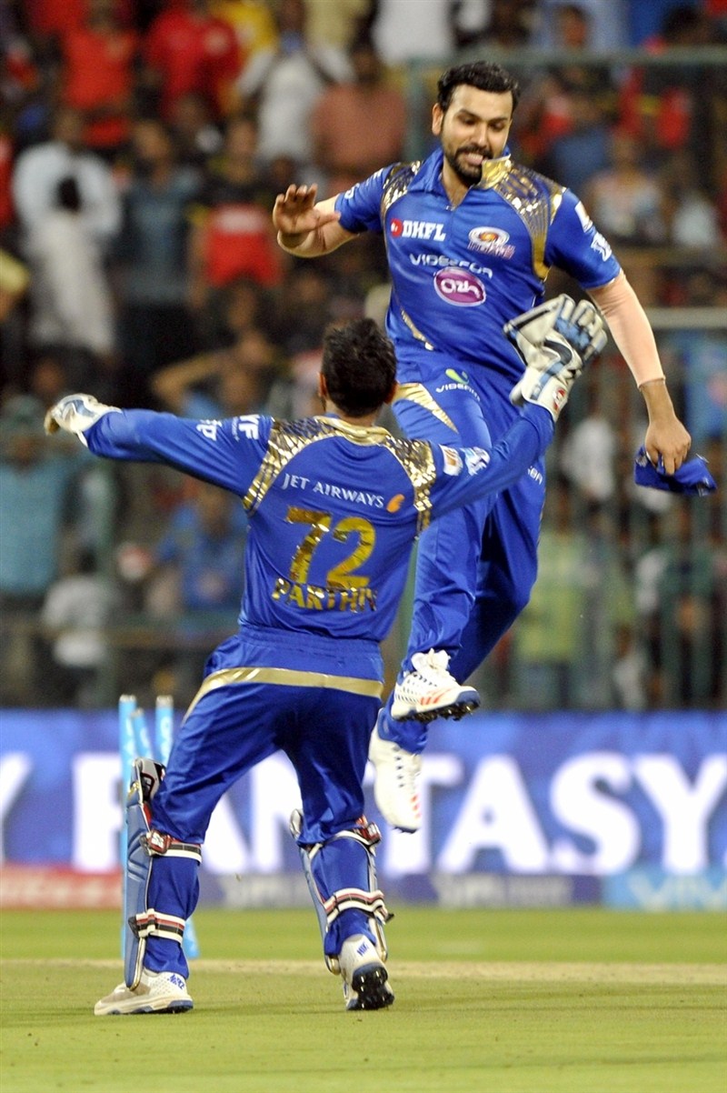 Mumbai Indians' middle order batsmen Kieron Pollard (35) and Jos Buttler (29) guided the team to a six wicket victory with eight balls to spare, in the 41st match of Indian Premier League (IPL) Season Nine match at the Chinnaswami Stadium on Wednesday. Pollard,Buttler,Mumbai Indians,Royal Challengers,Mumbai Indians beat Royal Challengers,Mumbai Indians trash Royal Challengers,Indian Premier League,Indian Premier League 2016,Indian Premier League 9,IPL 2016,IPL pics,IPL images,IPL photos,IPL stills,IPL p