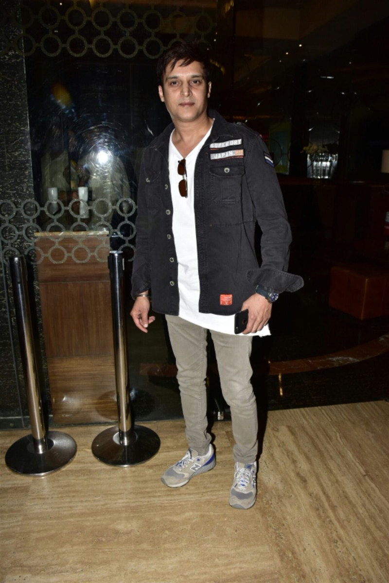 Bollywood actor Irrfan Khan presents Madaari trailer along with his son. Irrfan Khan,Irrfan Khan with his son,Madaari trailer,Madaari,Madaari trailer launch,Madaari trailer launch pics,Madaari trailer launch images,Madaari trailer launch photos,Madaari trailer launch stills,Madaari trailer launch pictures,Ayan Khan