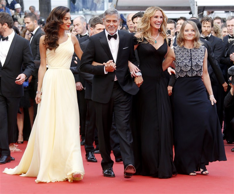 Cast member Julia Roberts walks barefoot on the red carpet for the screening of the film Barefoot Julia at Cannes,Barefoot Julia,Money Monster,Julia Roberts,Jodie Foster,Pierre Lescure,Cannes,Cannes Film Festival