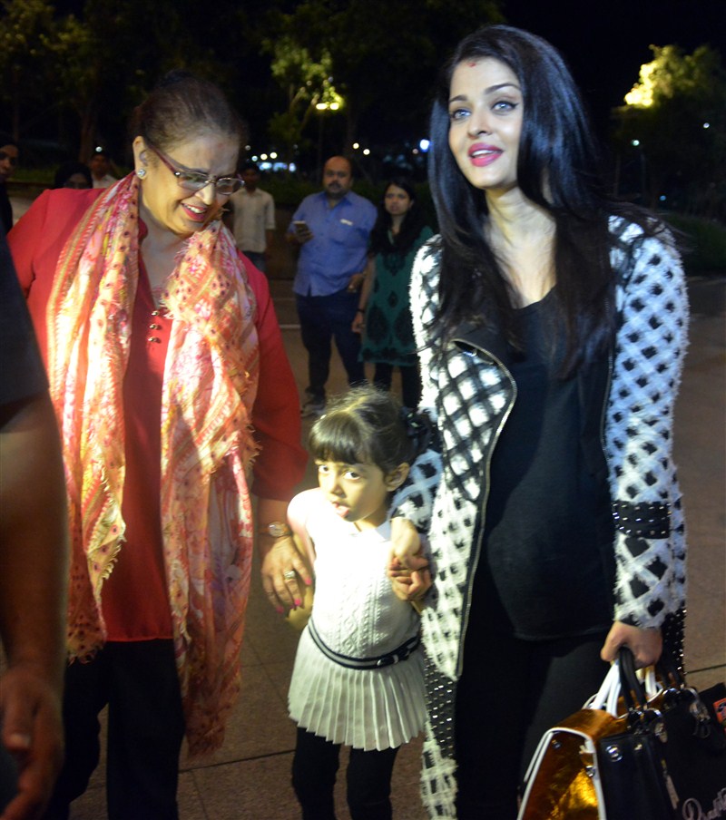 Bollywood actress Aishwarya Rai Bachchan Flies to Cannes with daughter Aaradhya. Aishwarya Rai Bachchan,Aishwarya Rai Bachchan with Aaradhya,Aaradhya,Aishwarya Rai Bachchan at Cannes with daughter Aaradhya,Aishwarya Rai Bachchan at Cannes film festival,Aishwarya Rai at Cannes,Aishwarya Rai Bachchan pics,Aishwarya Rai Bachchan images,A
