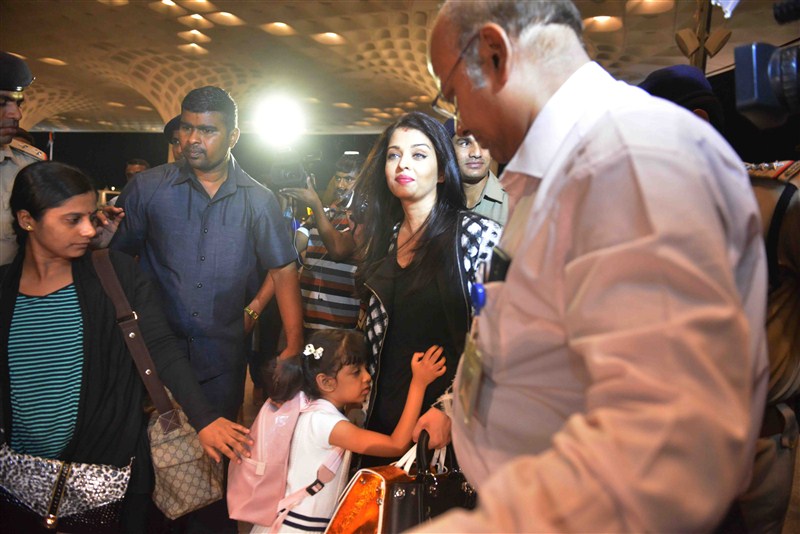 Bollywood actress Aishwarya Rai Bachchan Flies to Cannes with daughter Aaradhya. Aishwarya Rai Bachchan,Aishwarya Rai Bachchan with Aaradhya,Aaradhya,Aishwarya Rai Bachchan at Cannes with daughter Aaradhya,Aishwarya Rai Bachchan at Cannes film festival,Aishwarya Rai at Cannes,Aishwarya Rai Bachchan pics,Aishwarya Rai Bachchan images,A