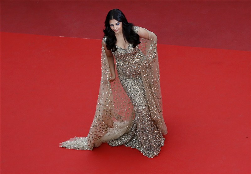 Aishwarya Rai Bachchan Turns Goddess in Mermaid Style Gown Made of Gold  Bangles [PHOTOS] - IBTimes India