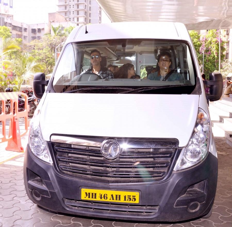 Bollywood actor Akshay Kumar initiates car-pooling for his 'Housefull 3' team. Akshay Kumar,Housefull 3,Housefull 3 team,Bollywood movie Housefull 3,Abhishek Bachchan,Ritesh Deshmukh,Jacqueline Fernandez,Nargis Fakhri,Lisa Ray