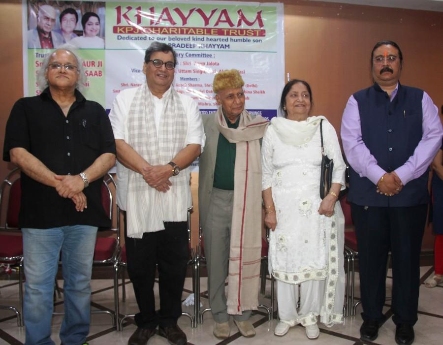 Subhash Ghai, Nitin Mukesh, Talat Aziz, Sushant Singh, Kamlesh Pandey, Dilip Pithwa, Bhupinder & Mitali Singh at an event where Khayyam Sahab and his wife Jagjit Kaur announced to donate their life earnings to FWICE for the welfare of the industry's technicians & workers. Technicians & Workers,Subhash Ghai,Nitin Mukesh,Talat Aziz,Sushant Singh,Kamlesh Pandey,Dilip Pithwa,Bhupinder,Mitali Singh,Khayyam Sahab,Jagjit Kaur