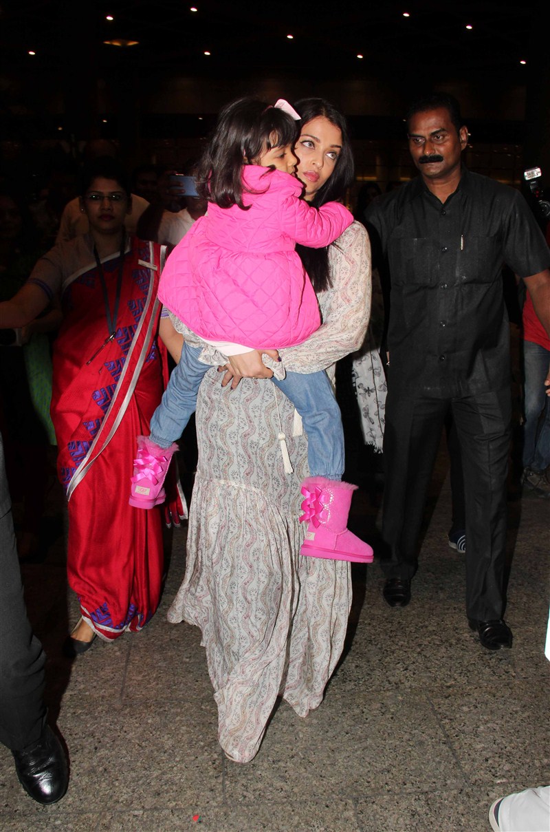 Actress Aishwarya Rai Bachchan returned home on Monday night from her much talked-about trip to the Cannes Film Festival to promote her upcoming biopic 'Sarbjit'. Aishwarya Rai Bachchan,Aishwarya Rai Bachchan returns to Mumbai after Cannes trip,Aishwarya Rai Bachchan returns from Cannes,Cannes Film Festival,Cannes Film Festival 2016,Aishwarya Rai Bachchan pics,Aishwarya Rai Bachchan images,Aishwarya Rai Bachchan st
