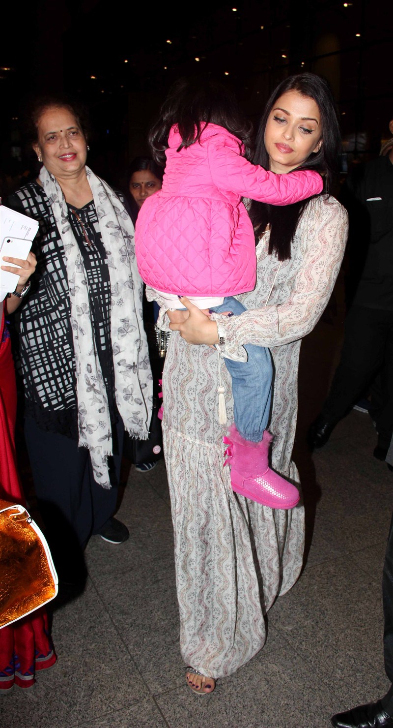 Actress Aishwarya Rai Bachchan returned home on Monday night from her much talked-about trip to the Cannes Film Festival to promote her upcoming biopic 'Sarbjit'. Aishwarya Rai Bachchan,Aishwarya Rai Bachchan returns to Mumbai after Cannes trip,Aishwarya Rai Bachchan returns from Cannes,Cannes Film Festival,Cannes Film Festival 2016,Aishwarya Rai Bachchan pics,Aishwarya Rai Bachchan images,Aishwarya Rai Bachchan st