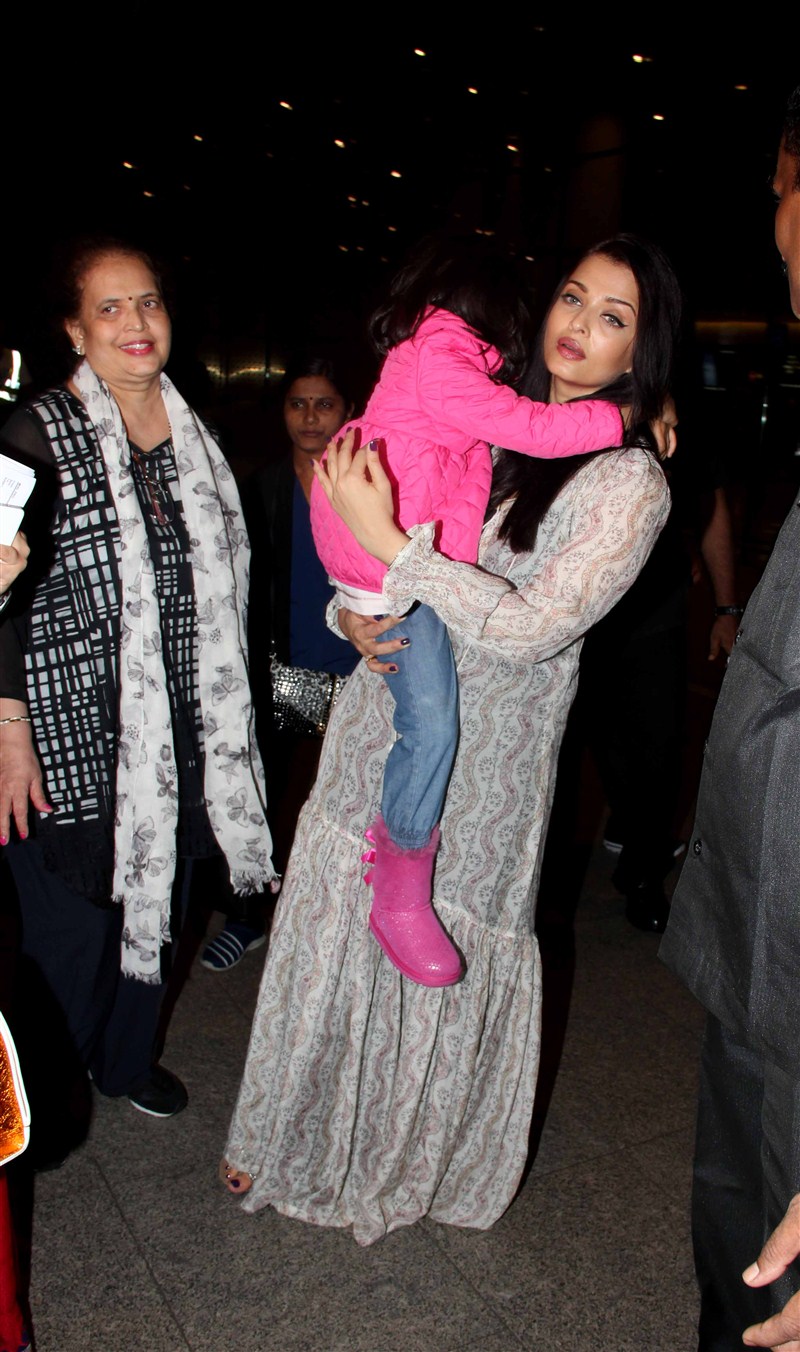 Actress Aishwarya Rai Bachchan returned home on Monday night from her much talked-about trip to the Cannes Film Festival to promote her upcoming biopic 'Sarbjit'. Aishwarya Rai Bachchan,Aishwarya Rai Bachchan returns to Mumbai after Cannes trip,Aishwarya Rai Bachchan returns from Cannes,Cannes Film Festival,Cannes Film Festival 2016,Aishwarya Rai Bachchan pics,Aishwarya Rai Bachchan images,Aishwarya Rai Bachchan st