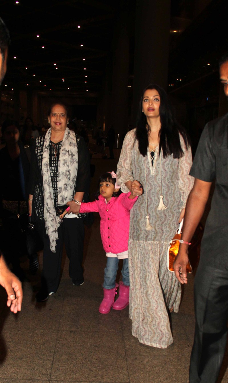 Actress Aishwarya Rai Bachchan returned home on Monday night from her much talked-about trip to the Cannes Film Festival to promote her upcoming biopic 'Sarbjit'. Aishwarya Rai Bachchan,Aishwarya Rai Bachchan returns to Mumbai after Cannes trip,Aishwarya Rai Bachchan returns from Cannes,Cannes Film Festival,Cannes Film Festival 2016,Aishwarya Rai Bachchan pics,Aishwarya Rai Bachchan images,Aishwarya Rai Bachchan st