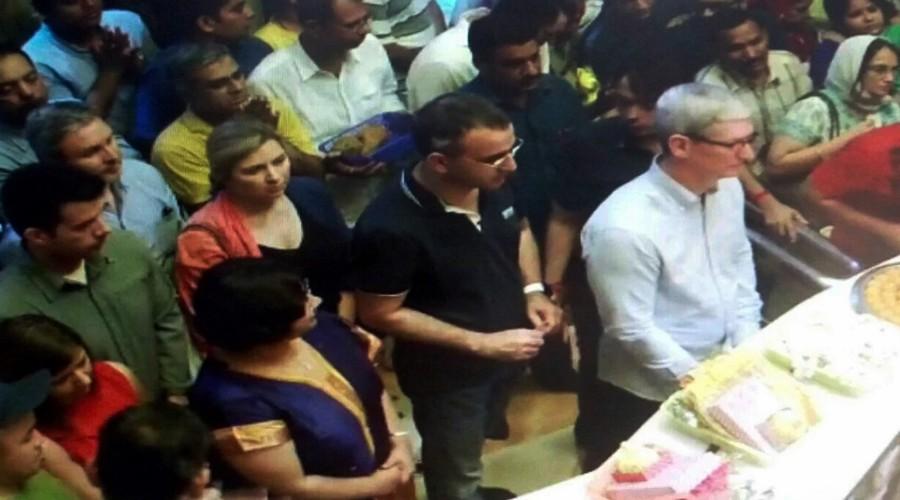 Apple CEO Tim Cook started his India tour by paying obeisance at the famed Shree Siddhivinayak temple in Prabhadevi on Wednesday morning. Apple CEO Tim Cook,Tim Cook visits Siddhivinayak temple,Tim Cook,Apple CEO Tim Cook in India,Tim Cook in India,Apple CEO,Apple CEO Tim Cook pics,Apple CEO Tim Cook images,Apple CEO Tim Cook photos,Apple CEO Tim Cook stills,Apple CEO Tim Cook pictures