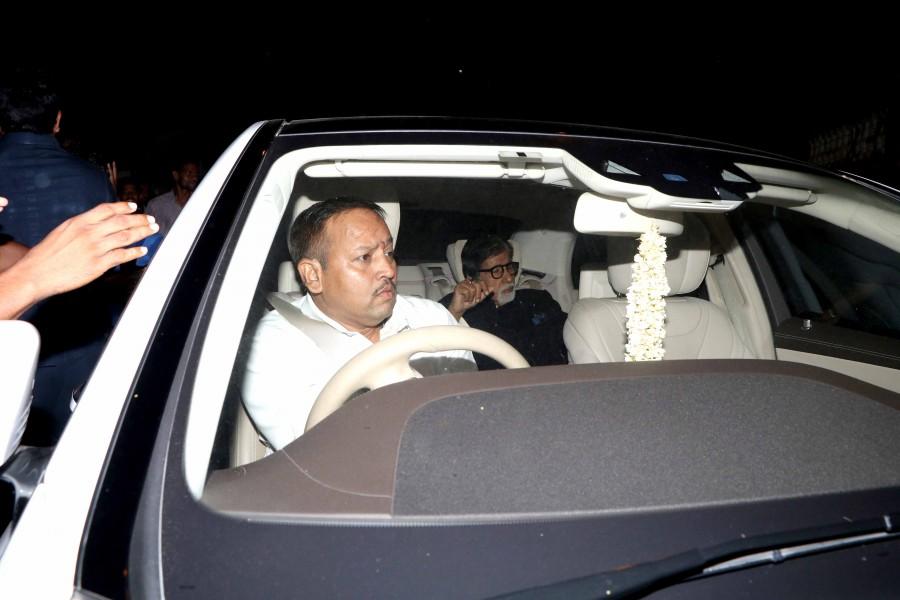 Dinner hosted by Bollywood actor Shah Rukh Khan in honour of Apple CEO Tim Cook on Wednesday at his residence 'Mannat' turned out to be a starry affair. Shah Rukh Khan,Apple's CEO Tim Cook,Apple CEO Tim Cook,Tim Cook,Amitabh Bachchan,Aishwarya Rai Bachchan,Jaya Bachchan,Aamir Khan,Madhuri Dixit,Farhan Khan,A.R. Rahman,Vidhu Vinod Chopra