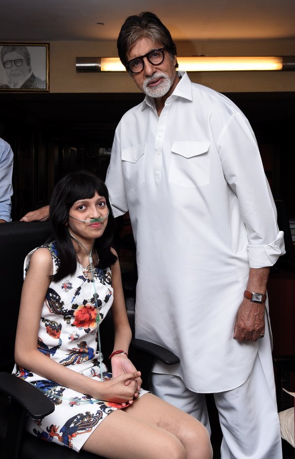 Megastar Amitabh Bachchan fulfilled a cancer patient's wish by celebrating her birthday. Amitabh Bachchan,Amitabh Bachchan fulfills cancer patient's wish,Megastar Amitabh Bachchan,TE3N,Bollywood movie TE3N,Amitabh Bachchan pics,Amitabh Bachchan images,Amitabh Bachchan photos,Amitabh Bachchan stills,Amitabh Bachchan pictures