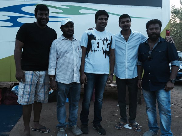 Comedy actor Sathish celebrates birthday with Vijay on Thalapathy 60 set. Vijay,Thalapathy 60,Sathish celebrates birthday with Vijay,Thalapathy 60 set,Thalapathy 60 on the sets,Actor vijay,Vijay at Thalapathy 60,Vijay pics,Vijay images,Vijay photos,Vijay stills,Vijay pictures,vijay,ilayathalapathy vijay,Vijay 60