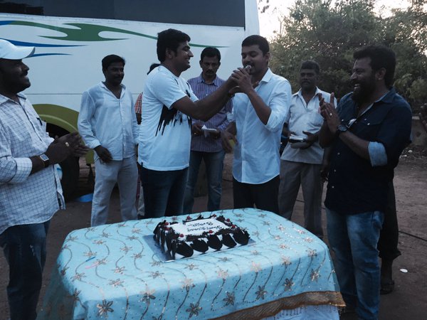 Comedy actor Sathish celebrates birthday with Vijay on Thalapathy 60 set. Vijay,Thalapathy 60,Sathish celebrates birthday with Vijay,Thalapathy 60 set,Thalapathy 60 on the sets,Actor vijay,Vijay at Thalapathy 60,Vijay pics,Vijay images,Vijay photos,Vijay stills,Vijay pictures,vijay,ilayathalapathy vijay,Vijay 60