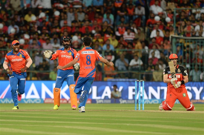 The Gujarat Lions set Royal Challengers Bangalore (RCB) a target of 159 runs in the India Premier League's first qualifier at the Chinnaswamy Stadium here on Tuesday after Dwayne Smith (73) saved the day for the visitors, enabling them to cross 150 runs. IPL 2016 playoffs,IPL 2016,Royal Challengers Bangalore,Gujarat Lions,Chinnaswamy Stadium,RCB,RCB vs GL