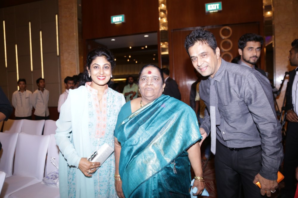 Prema Baraha Kannada andadhalin Pon Veedhiyil Tamil Bilingual Movie Launch held at the Sheraton Grand Bangalore Hotel at Brigade Gateway in Bengaluru. Kadhalin Pon Veedhiyil,Kadhalin Pon Veedhiyil Movie Launch,Shiva Rajkumar,Ambareesh,Upendra,Arjun Sarja,Arjun Sarja daughter,Jagapati Babu,Rockline Venkatesh,Dhruva Sarja,Kadhalin Pon Veedhiyil Movie Launch pics,Kadhalin Pon Veedhiyil Movie Launch images