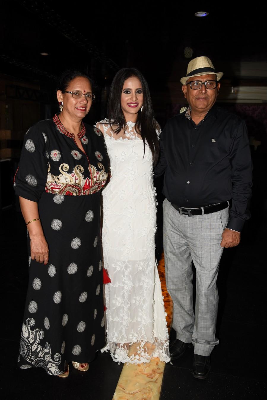 The birthday bash of actress Shweta Khanduri was a grand affair. Shweta Khanduri,Shweta Khanduri birthday bash,Shweta Khanduri birthday party,Shweta Khanduri birthday,Prashant Virendra Sharma,Ramji Gulati,Avesh Dadlani,Suresh Thomas,Sanober Aziz,DJ Sheizwood,Shweta Khanduri birthday bash pics,Shweta Khanduri birthday b