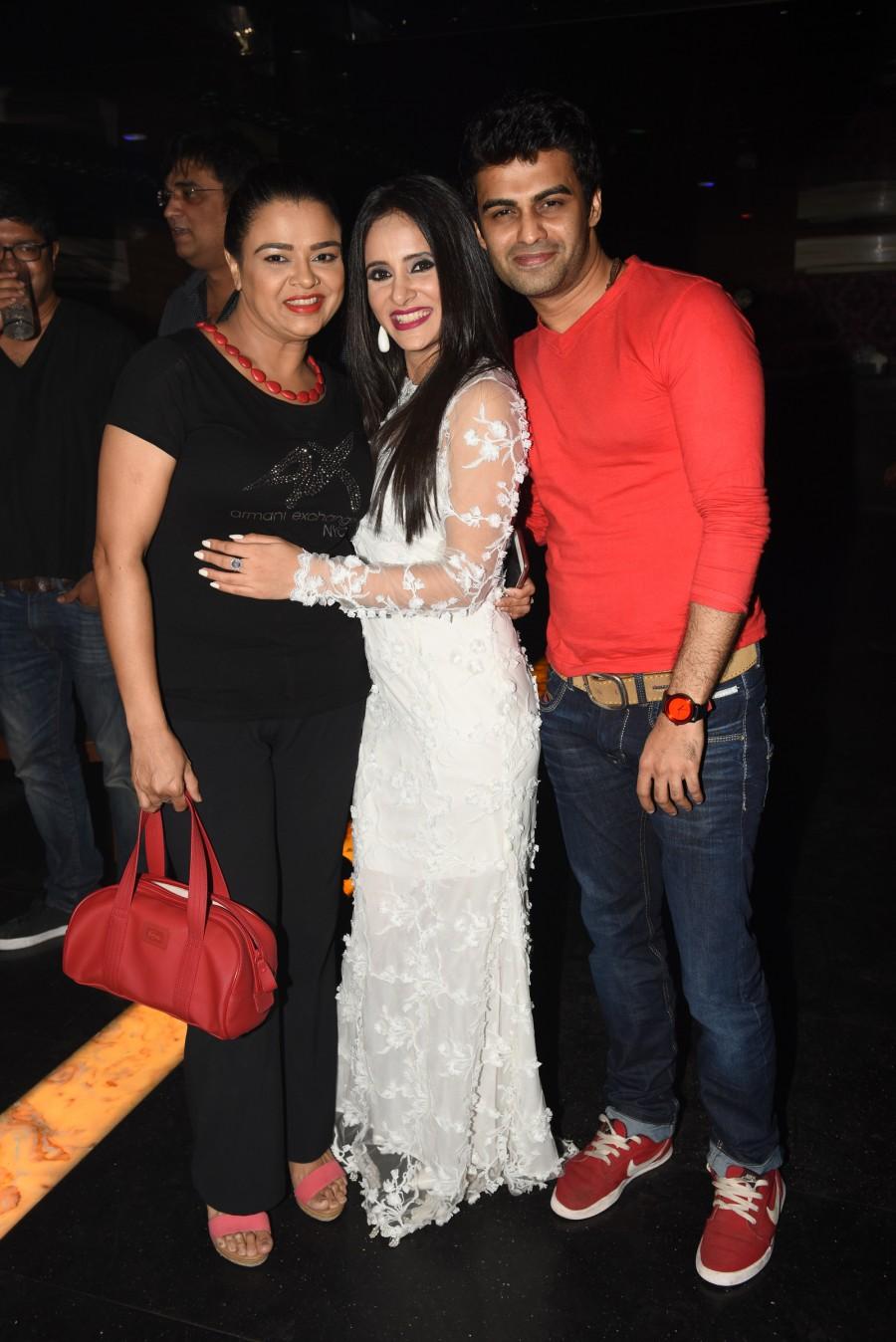 The birthday bash of actress Shweta Khanduri was a grand affair. Shweta Khanduri,Shweta Khanduri birthday bash,Shweta Khanduri birthday party,Shweta Khanduri birthday,Prashant Virendra Sharma,Ramji Gulati,Avesh Dadlani,Suresh Thomas,Sanober Aziz,DJ Sheizwood,Shweta Khanduri birthday bash pics,Shweta Khanduri birthday b