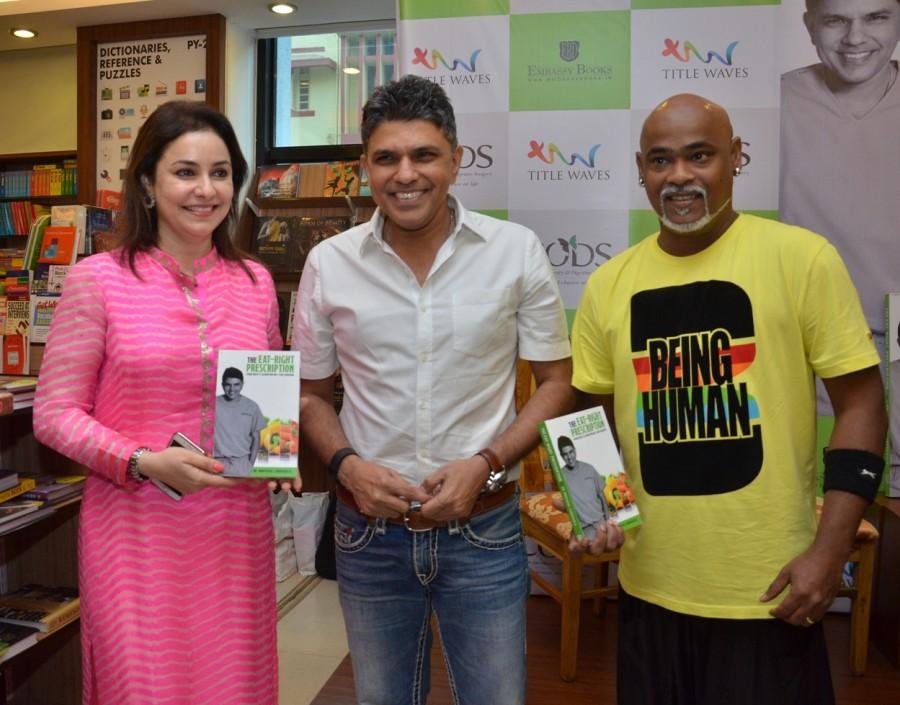 Reena Roy, Vinod Kambli, Anu Malik, Dr. Muffazal Lakdawala, Anjali Tendulkar, Nagma, Rakhi Vijan among others at the book launch of Dr. Muffazal Lakdawala's The Eat-Right Prescription at Title Waves, Bandra. Reena Roy,Vinod Kambli,Anu Malik,Dr. Muffazal Lakdawala,Anjali Tendulkar,Nagma,Rakhi Vijan,Dr Muffazal Lakdawala's Book Launch,Eat Right Prescription