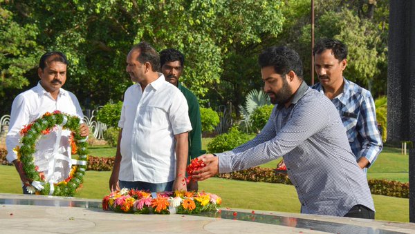 Actor Jr NTR pays respects to late NT Rama Rao at NTR Ghat. Jr NTR,Jr NTR pays respects to late NT Rama Rao at NTR Ghat,NT Rama Rao,NTR Ghat,janatha garage,janatha garage shooting,Jr Ntr at NTR Ghat