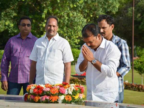 Actor Jr NTR pays respects to late NT Rama Rao at NTR Ghat. Jr NTR,Jr NTR pays respects to late NT Rama Rao at NTR Ghat,NT Rama Rao,NTR Ghat,janatha garage,janatha garage shooting,Jr Ntr at NTR Ghat