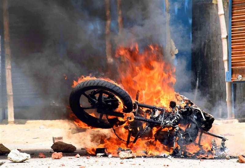 Former Bihar chief minister Jitan Ram Manjhi's convoy was attacked on Thursday near Dumariah in Bihar. Former Bihar chief minister Jitan Ram Manjhi,Jitan Ram Manjhi,Jitan Ram Manjhi attacked,Dumariah,Bihar,vehicle burnt,Sunil Paswan,Maoists
