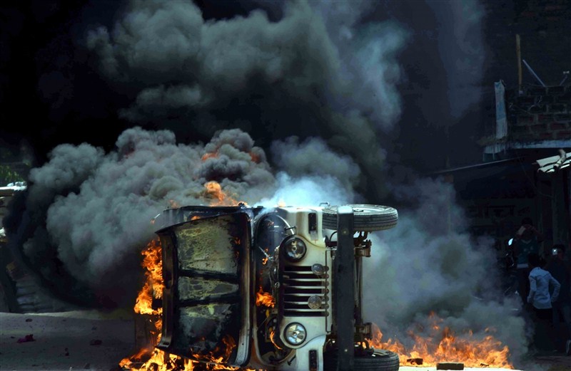 Former Bihar chief minister Jitan Ram Manjhi's convoy was attacked on Thursday near Dumariah in Bihar. Former Bihar chief minister Jitan Ram Manjhi,Jitan Ram Manjhi,Jitan Ram Manjhi attacked,Dumariah,Bihar,vehicle burnt,Sunil Paswan,Maoists