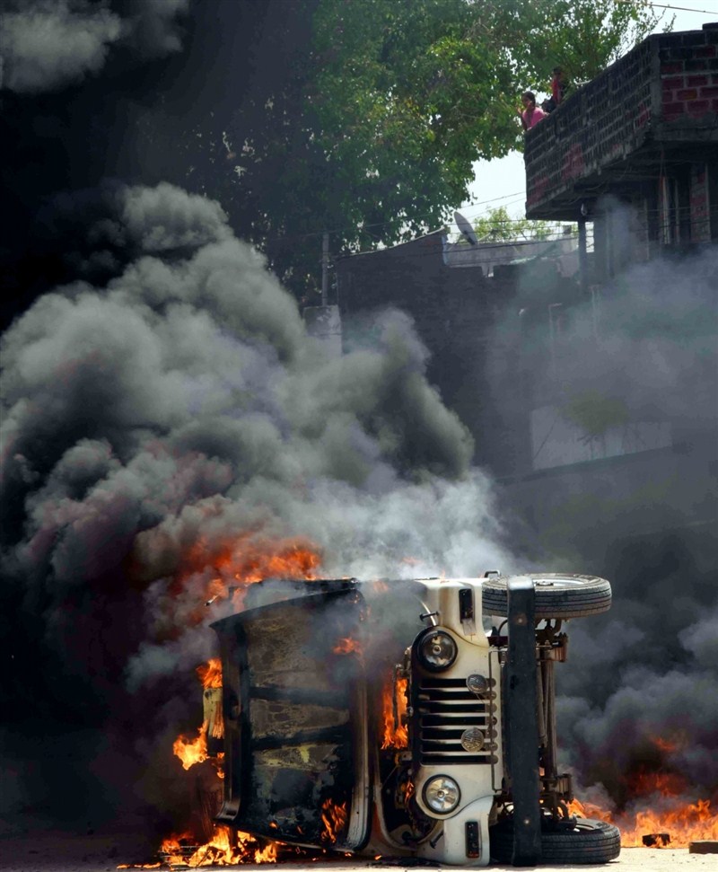 Former Bihar chief minister Jitan Ram Manjhi's convoy was attacked on Thursday near Dumariah in Bihar. Former Bihar chief minister Jitan Ram Manjhi,Jitan Ram Manjhi,Jitan Ram Manjhi attacked,Dumariah,Bihar,vehicle burnt,Sunil Paswan,Maoists