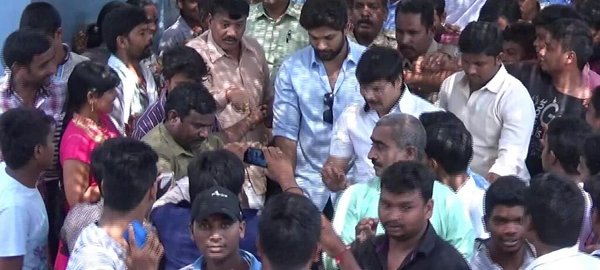 South Indian actor Allu Arjun visits Simhachalam temple. Allu Arjun,Allu Arjun visits Simhachalam temple,Allu Arjun at Simhachalam temple,Simhachalam temple,Simhachalam,Boyapati Srinu,Allu Arjun pics,Allu Arjun images,Allu Arjun photos,Allu Arjun stills,Allu Arjun pictures