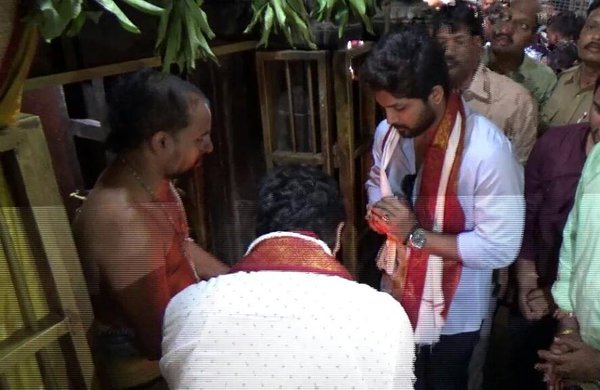 South Indian actor Allu Arjun visits Simhachalam temple. Allu Arjun,Allu Arjun visits Simhachalam temple,Allu Arjun at Simhachalam temple,Simhachalam temple,Simhachalam,Boyapati Srinu,Allu Arjun pics,Allu Arjun images,Allu Arjun photos,Allu Arjun stills,Allu Arjun pictures