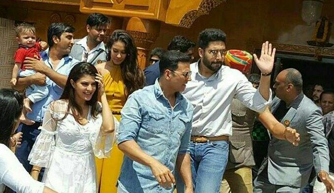 The team of Housefull 3 is having a gala time, despite their packed promotion schedules. The cast of the film were in Ahmedabad yesterday for the promotions and indeed had some fun and crazy time together. Housefull 3 team,Akshay Kumar,Abhishek,Riteish,Jacqueline,lisa,Gujarati thali,Housefull 3 team gorges on delicious Gujarati Thali