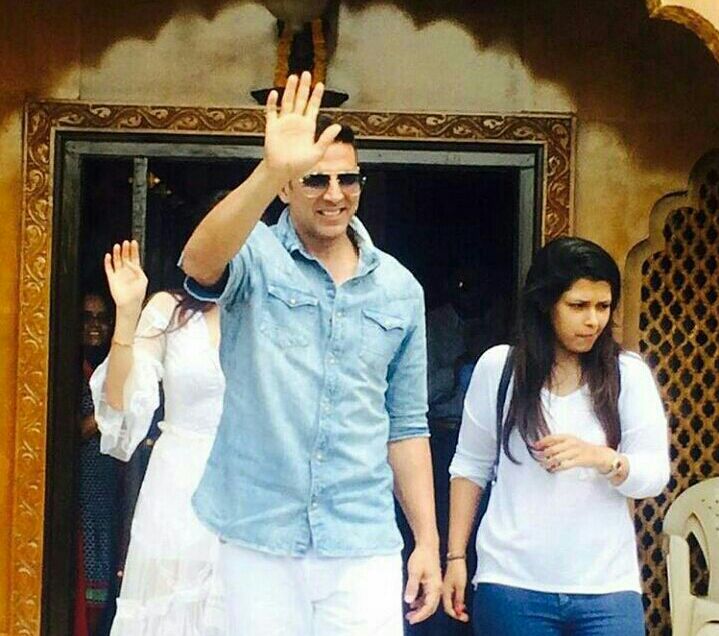 The team of Housefull 3 is having a gala time, despite their packed promotion schedules. The cast of the film were in Ahmedabad yesterday for the promotions and indeed had some fun and crazy time together. Housefull 3 team,Akshay Kumar,Abhishek,Riteish,Jacqueline,lisa,Gujarati thali,Housefull 3 team gorges on delicious Gujarati Thali