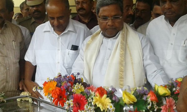 Chief Minister of Karnataka, Siddaramaiah pays last respect to Javare Gowda. Siddaramaiah,Javare Gowda,De Ja Gow,Siddaramaiah pays last respect to Javare Gowda (De Ja Gow),Siddaramaiah pays last respect to Javare Gowda