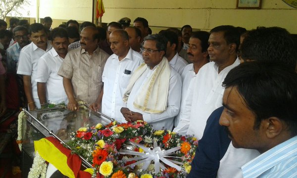 Chief Minister of Karnataka, Siddaramaiah pays last respect to Javare Gowda. Siddaramaiah,Javare Gowda,De Ja Gow,Siddaramaiah pays last respect to Javare Gowda (De Ja Gow),Siddaramaiah pays last respect to Javare Gowda
